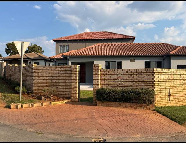 3 BEDROOM HOUSE FOR SALE IN COSMO CITY